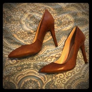 JESSICA SIMPSON brown leather pumps